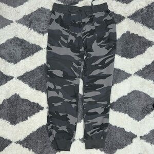 Splendid camo jogger size small
